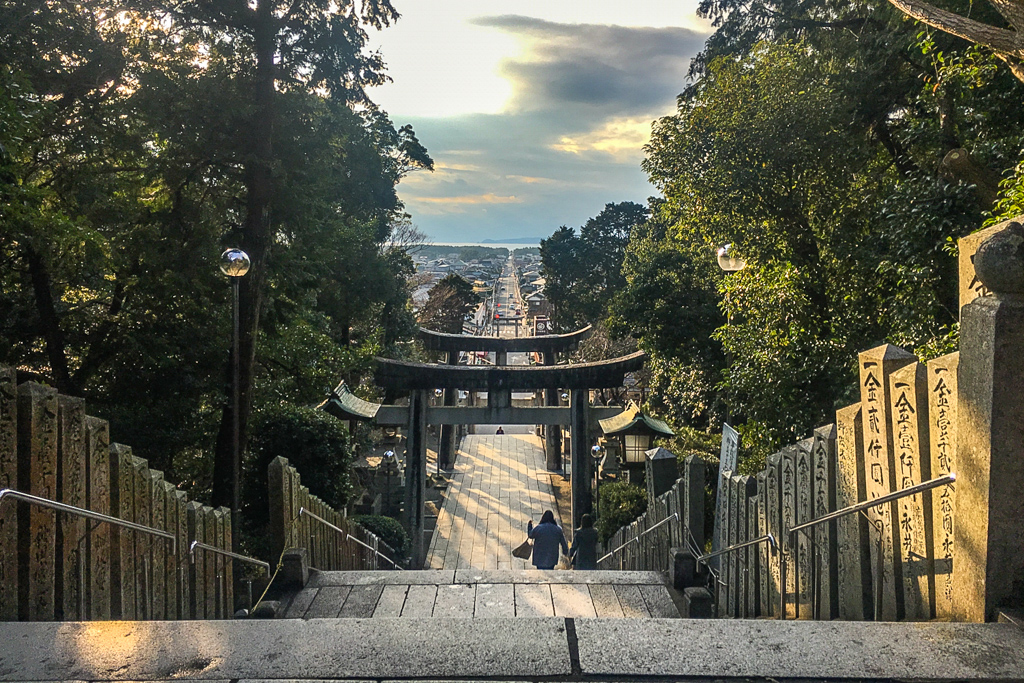 21年 宮地嶽神社 光の道を見る方法 2月と10月の見頃を日没位置から考察ドライブ旅のみちしるべ